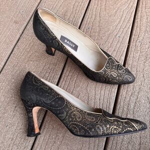 Bally Black Gold Nubuck Leather Heels Size 7.5 Paisley Brocade Print Pumps Italy